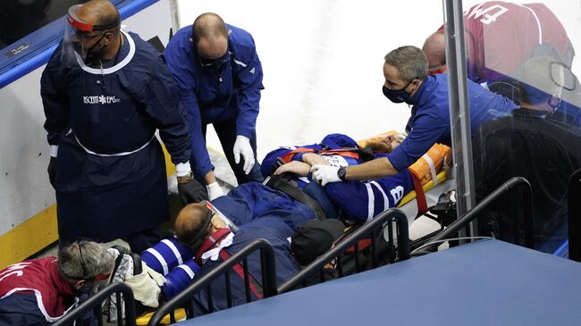 TORONTO, ONTARIO - AUGUST 04: Jake Muzzin #8 of the Toronto Maple Leafs is carried off the ice during the third period in Game Two of the Eastern Conference Qualification Round prior to the 2020 NHL Stanley Cup Playoff at Scotiabank Arena on August 04, 2020 in Toronto, Ontario, Canada.   Andre Ringuette/Freestyle Photo/Getty Images/AFP