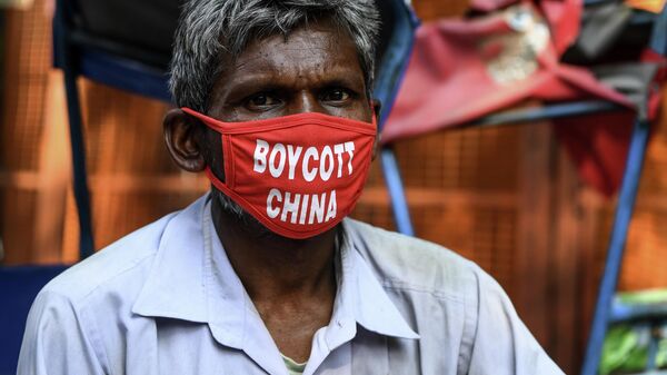 Рикша в маске с надписью Бойкот Китаю в Нью-Дели, Индия 