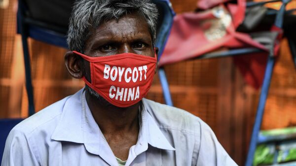 Рикша в маске с надписью Бойкот Китаю в Нью-Дели, Индия 