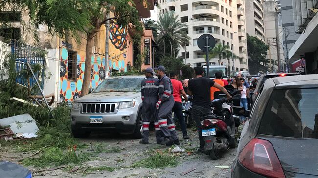 Спасатели рядом с местом взрыва в Бейруте