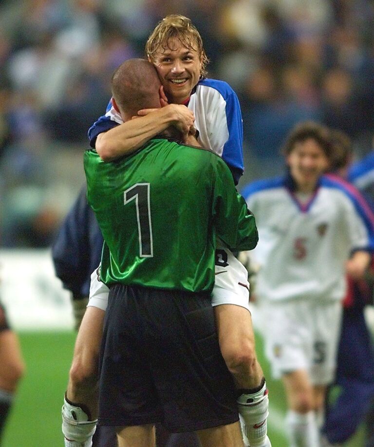 Валерий Карпин и Александр Филимонов радуются голу в ворота сборной Франции в отборочном матче ЕВРО-2000