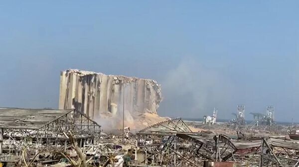 Руины порта в Бейруте после мощного взрыва. Кадры с места событий