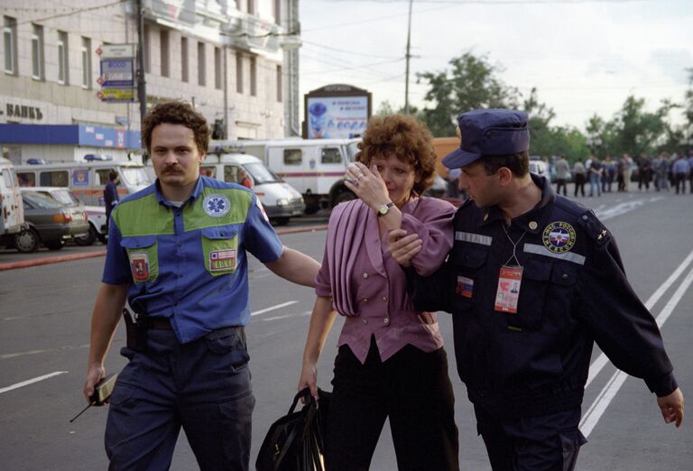 Пострадавшая при взрыве в подземном переходе на Пушкинской площади, сотрудники службы экстренной медицинской помощи и МЧС Пострадавшая при взрыве в подземном переходе на Пушкинской площади, сотрудники службы экстренной медицинской помощи и МЧС