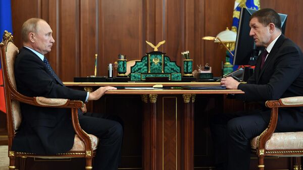 Президент РФ Владимир Путин и президент ПАО Ростелеком Михаил Осеевский (справа) во время встречи