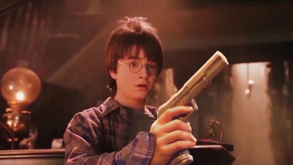 Скриншот трейлера фильма Гарри Поттер и Смертельное оружие, авторы которого заменили в Философском камне волшебные палочки на оружие