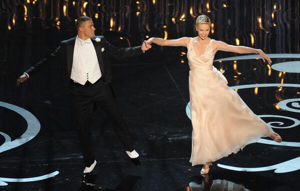 Актеры Шарлиз Терон и Ченнинг Татум танцуют во время 85-ой церемонии вручения наград американской киноакадемии Оскар