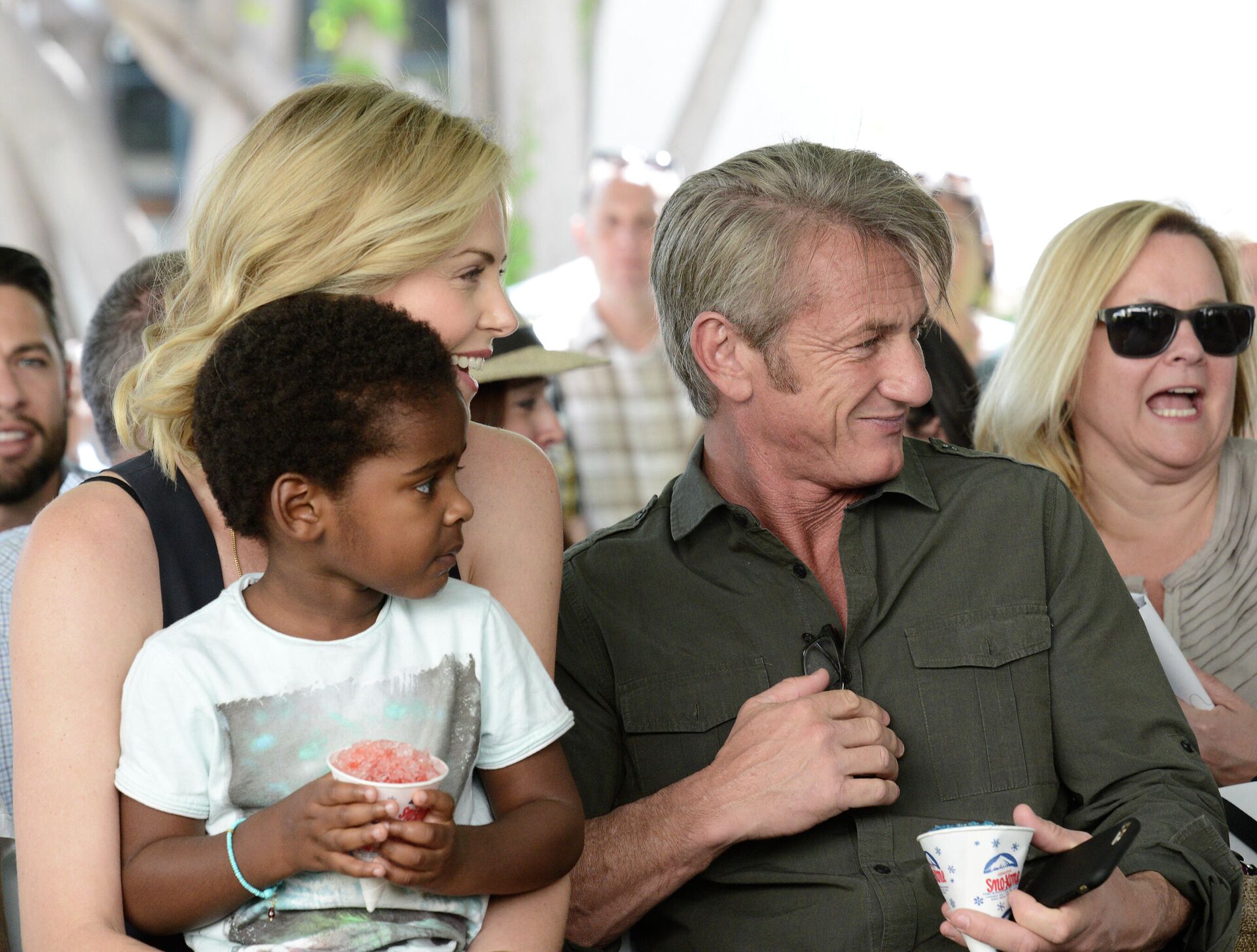 Актриса Шарлиз Терон с сыном Джексоном и актером Шоном Пенном - РИА Новости, 1920, 26.10.2025