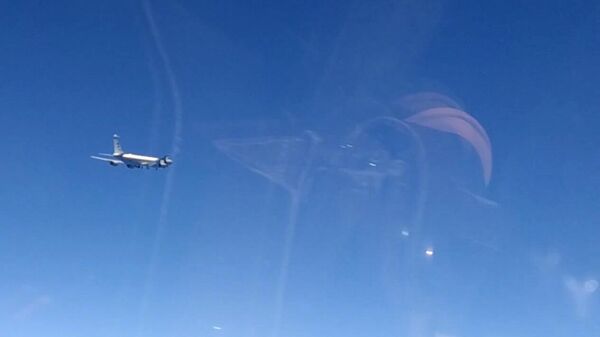 Вид на самолёт-разведчик RC-135 ВВС США с борта истребителя Су-27, который перехватил два американских самолета над Черном морем