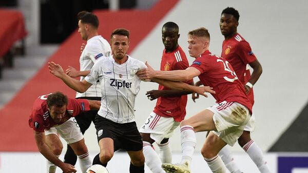 LASK's Austrian midfielder Rene Renner (C) vies with Manchester United's Scottish midfielder Scott McTominay during the UEFA Europa League last 16 second leg football match between Manchester United and Linzer ASK at Old Trafford in Manchester, north west England, on August 5, 2020. (Photo by Oli SCARFF / AFP)