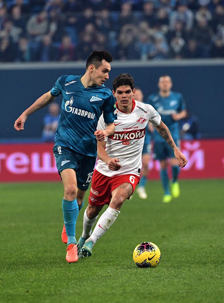 Игрок Зенита Вячеслав Караваев (слева) и игрок Спартака Айртон в матче 18-го тура РПЛ Игрок Зенита Вячеслав Караваев (слева) и игрок Спартака Айртон в матче 18-го тура РПЛ