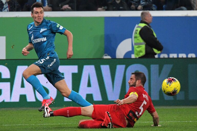 Игрок Зенита Вячеслав Караваев (слева) и игрок Уфы Боян Йокич во время матча 21-го тура РПЛ Игрок Зенита Вячеслав Караваев (слева) и игрок Уфы Боян Йокич во время матча 21-го тура РПЛ