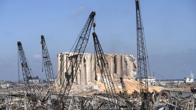 Разрушенный порт города Бейрут