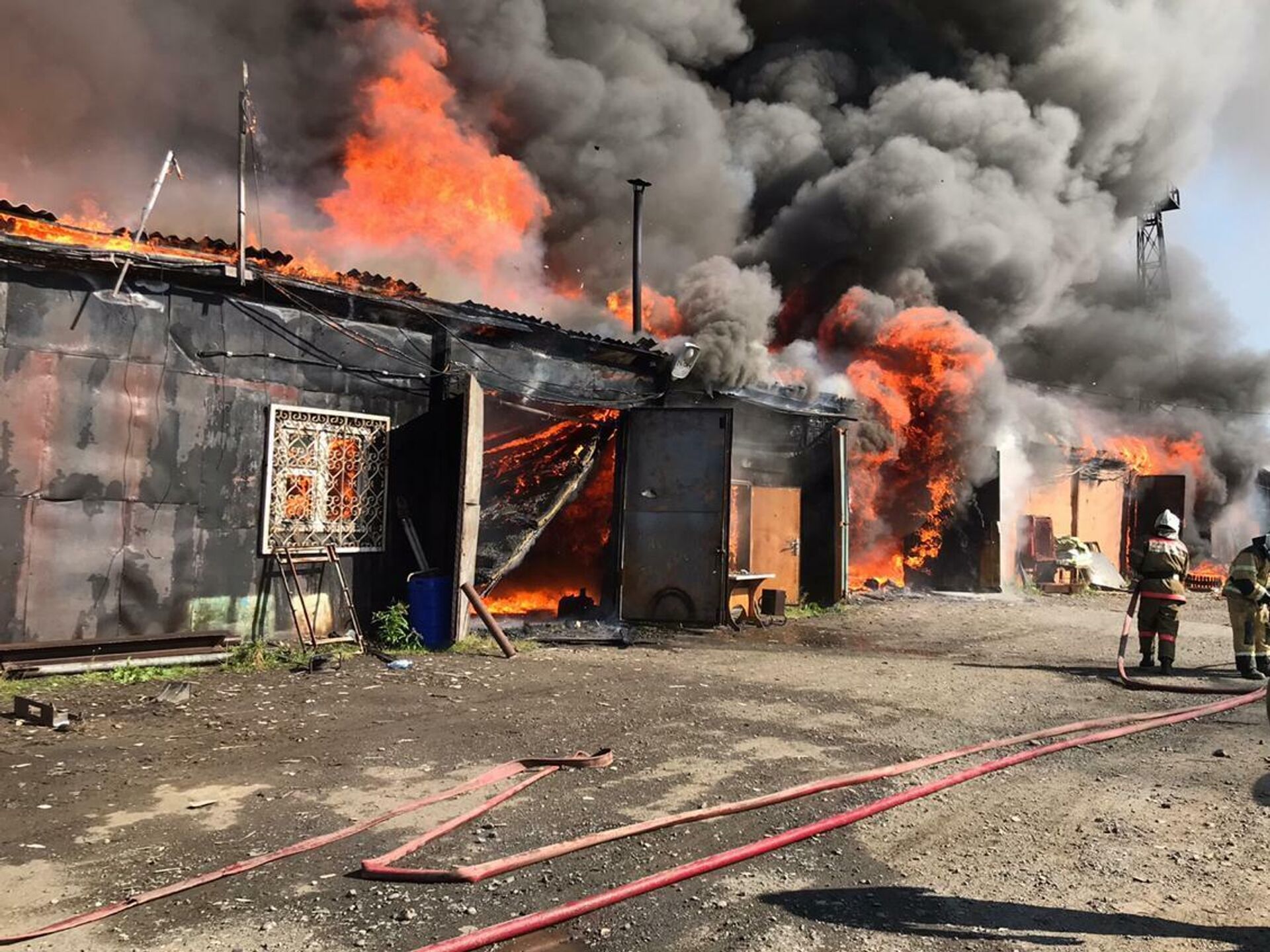 Пожары красноярском. Пожар в Дудинке. Пожар в промзоне. Пожар в Норильске. Самый крупный пожар в России.