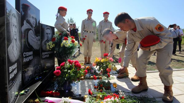 Возложение цветов к памятному знаку на месте гибели фотокорреспондента МИА Россия сегодня Андрея Стенина 