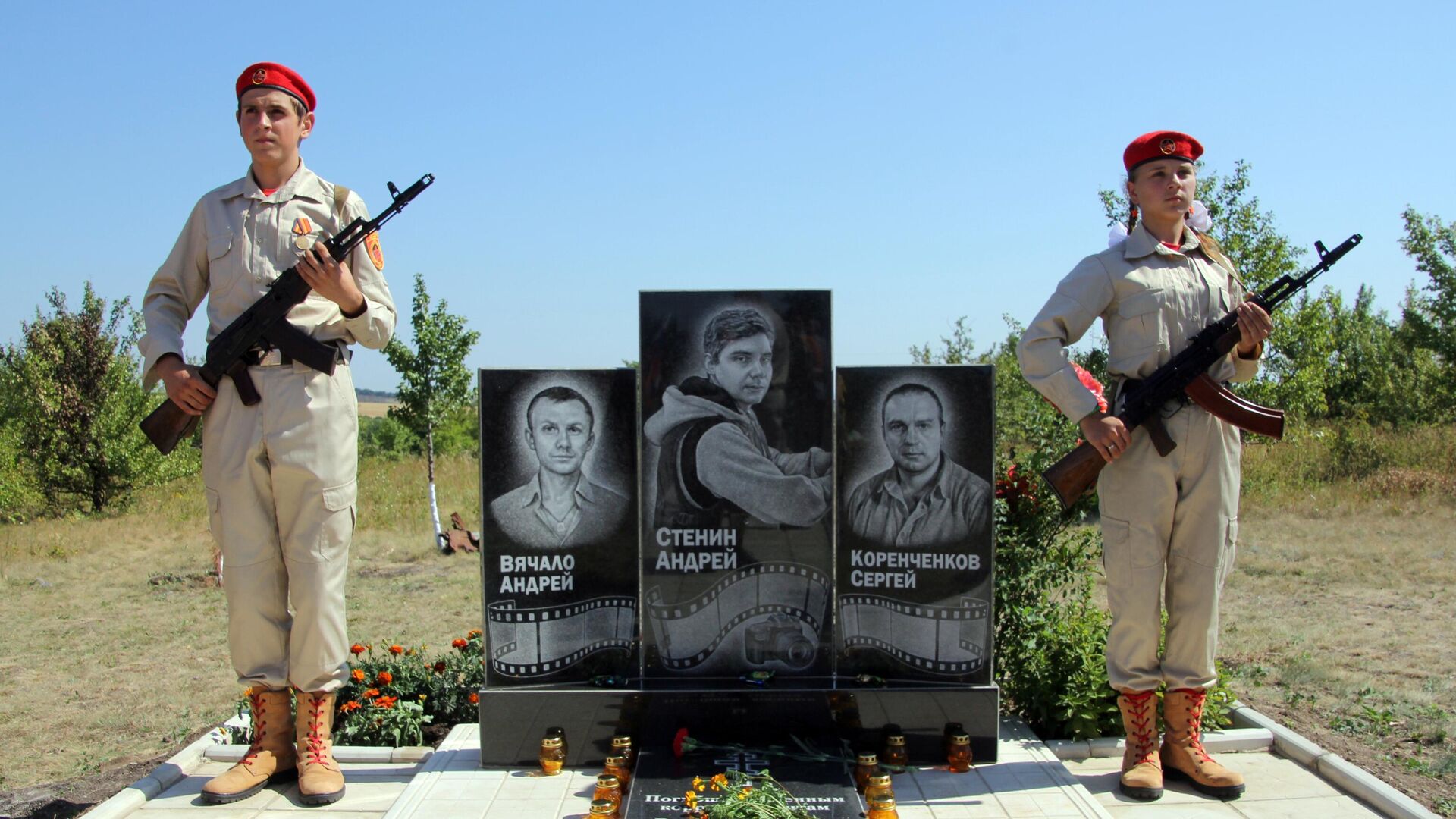 Возложение цветов к памятному знаку на месте гибели фотокорреспондента МИА Россия сегодня Андрея Стенина - РИА Новости, 1920, 06.08.2021