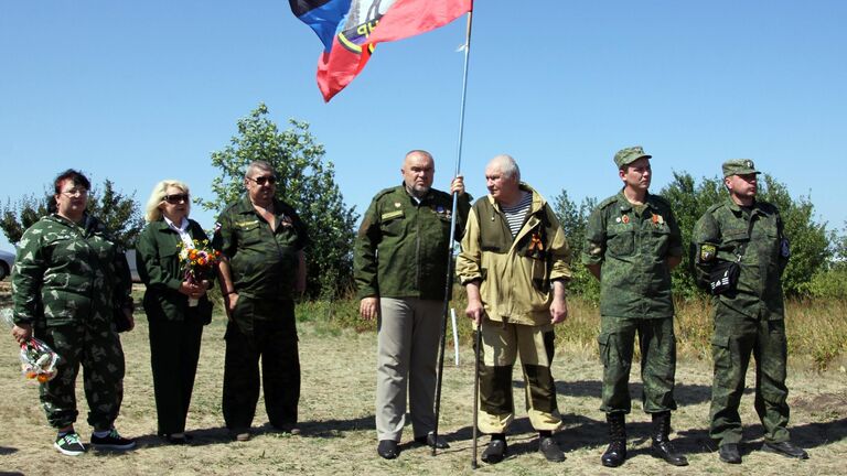 Участники торжественных мероприятий на месте гибели фотокорреспондента МИА Россия сегодня Андрея Стенина в Донецкой области