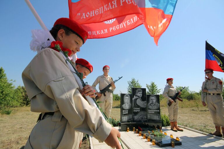 Участники военно-патриотического движения ДНР Молодая гвардия стоят в почетном карауле у памятника на месте гибели фотокорреспондента МИА Россия сегодня Андрея Стенина в Донецкой области