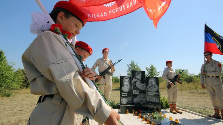 Участники военно-патриотического движения ДНР Молодая гвардия стоят в почетном карауле у памятника на месте гибели фотокорреспондента МИА Россия сегодня Андрея Стенина в Донецкой области