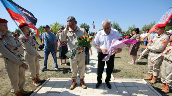 Участники торжественных мероприятий на месте гибели фотокорреспондента МИА Россия сегодня Андрея Стенина в Донецкой области