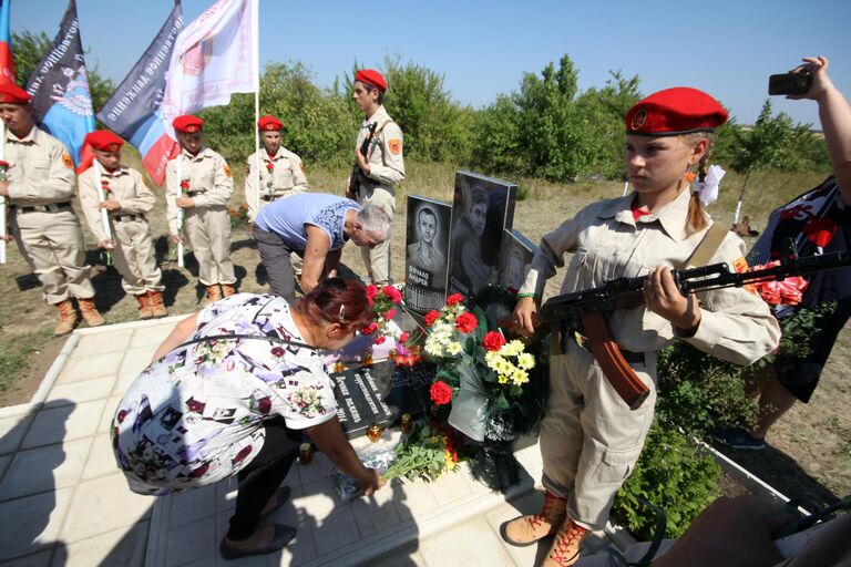 Участники военно-патриотического движения ДНР Молодая гвардия стоят в почетном карауле у памятника на месте гибели фотокорреспондента МИА Россия сегодня Андрея Стенина в Донецкой области