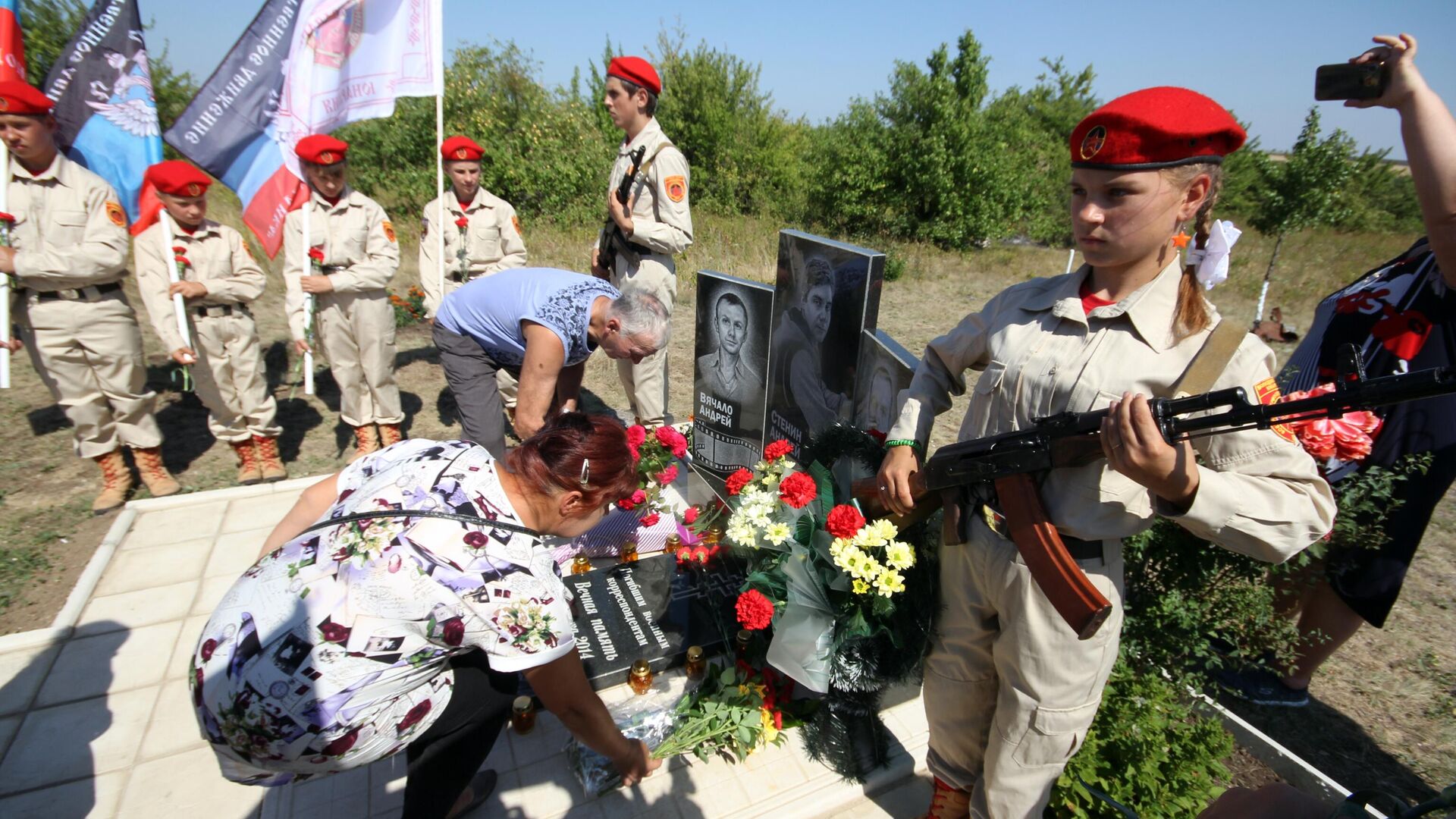 Участники военно-патриотического движения ДНР Молодая гвардия стоят в почетном карауле у памятника на месте гибели фотокорреспондента МИА Россия сегодня Андрея Стенина в Донецкой области - РИА Новости, 1920, 06.08.2021