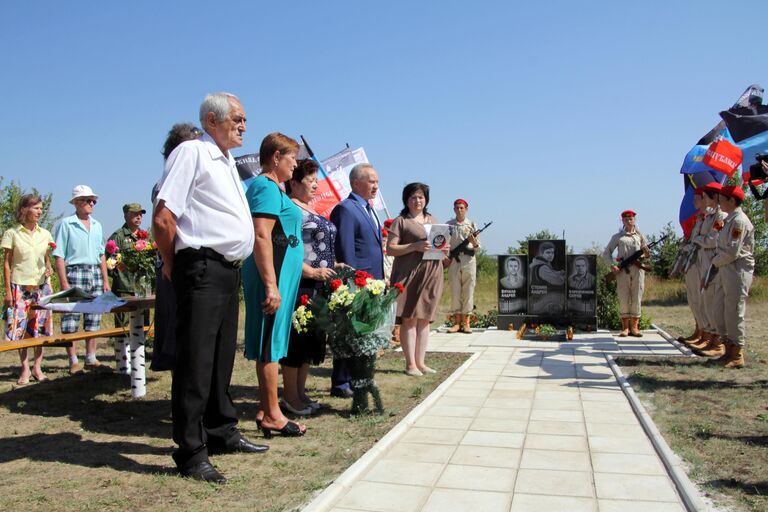 Возложение цветов к памятному знаку на месте гибели фотокорреспондента МИА Россия сегодня Андрея Стенина