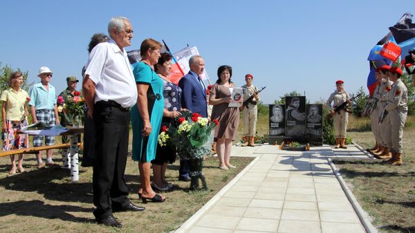 Возложение цветов к памятному знаку на месте гибели фотокорреспондента МИА Россия сегодня Андрея Стенина