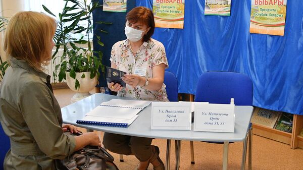 Девушка  досрочно голосует на выборах президента Белоруссии на избирательном участке в Минске