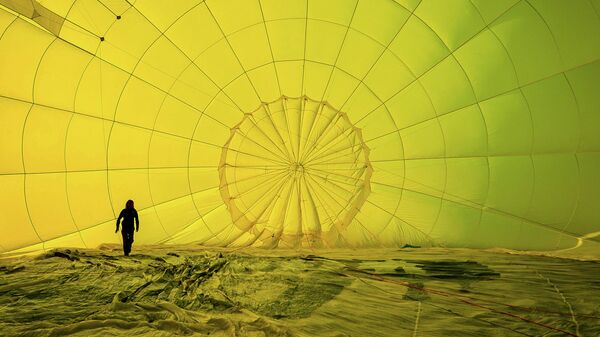 Мужчина в куполе воздушного шара
