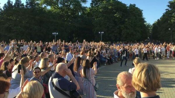 Тысячи людей пели Цоя на акции в поддержку Тихановской в Минске