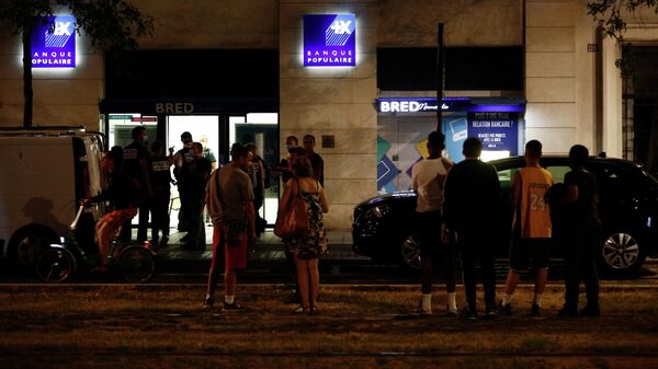 Толпа возле банка во французском городе Гавр, где был обезврежен мужчина захвативший заложников
