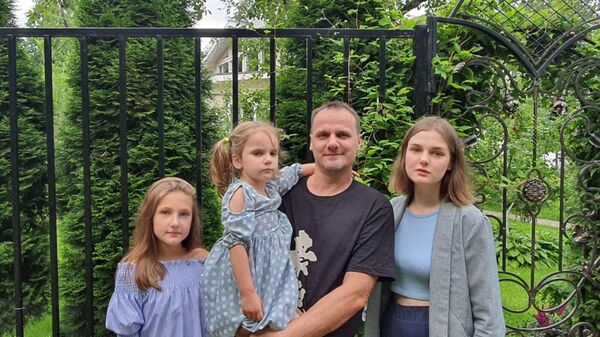 Мастер художественного литья Игорь Проклов с дочерьми
