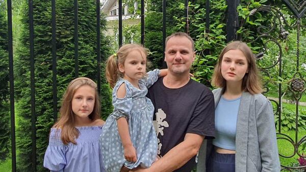 Мастер художественного литья Игорь Проклов с дочерьми