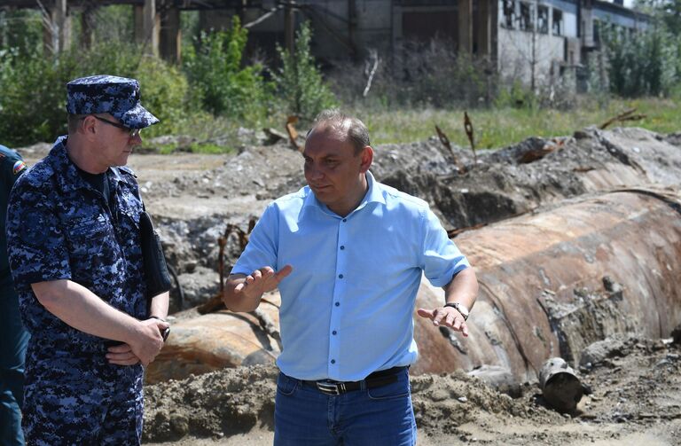 Мэр города Усолье-Сибирское Максим Торопкин, первый заместитель начальника Главного управления вневедомственной охраны Росгвардии Александр Парфенчик во время осмотра территории предприятия Усольехимпром Мэр города Усолье-Сибирское Максим Торопкин, первый заместитель начальника Главного управления вневедомственной охраны Росгвардии Александр Парфенчик во время осмотра территории предприятия Усольехимпром