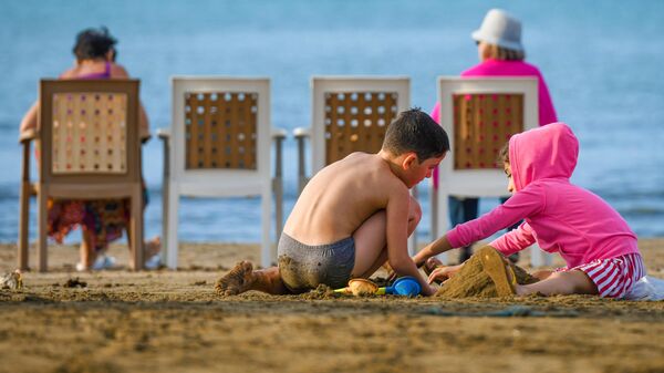 Отдыхающие на пляже в поселке Бузовна в Азербайджане