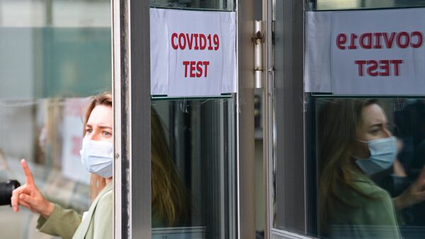 Пассажирка перед экспресс-тестированием на COVID-19 в международном аэропорту Внуково