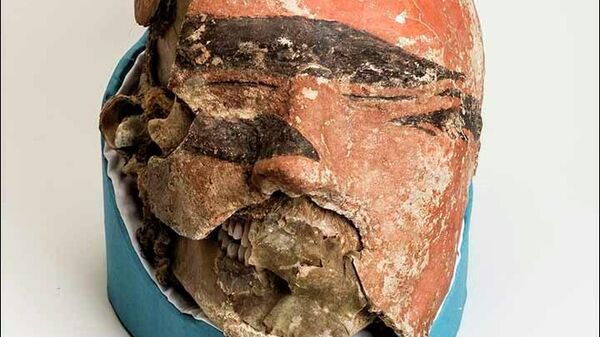 Глиняная маска на лице таштыкской мумии мужчины, найденной в Хакасии