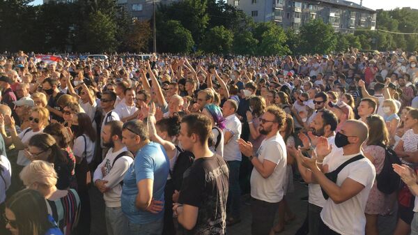 Участники митинга оппозиции в Киевском сквере в Минске