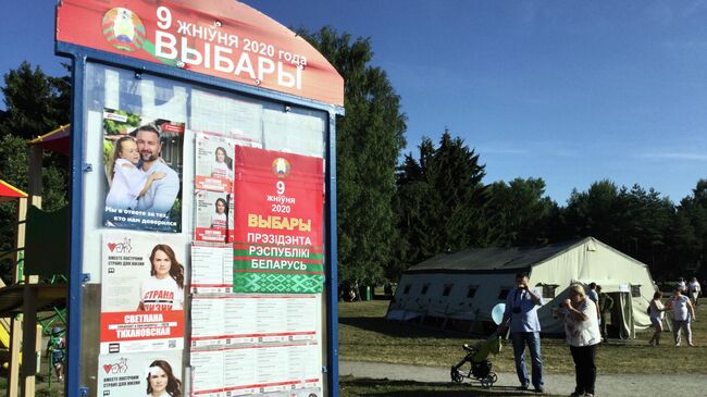 Предвыборные плакаты кандидатов в президенты Белоруссии Сергея Черчень и Светланы Тихановской на улице в Минске