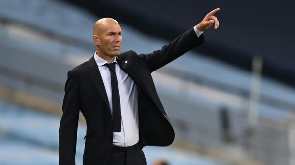 Real Madrid's French coach Zinedine Zidane shouts instructions to his players from the touchline during the UEFA Champions League round of 16 second leg football match between Manchester City and Real Madrid at the Etihad Stadium in Manchester, north west England on August 7, 2020. (Photo by Shaun Botterill / POOL / AFP)