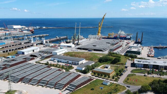Российское краново-монтажное трубоукладочное судно Академик Черский в немецком порту Мукран на острове Рюген
