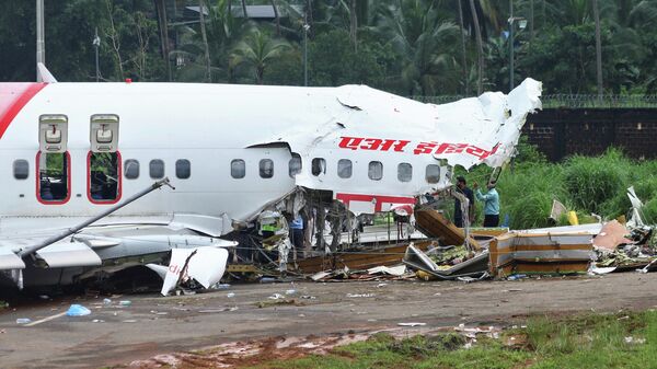 Пассажирский самолет развалился при заходе на посадку в индийском городе Кежикод, штат Керала