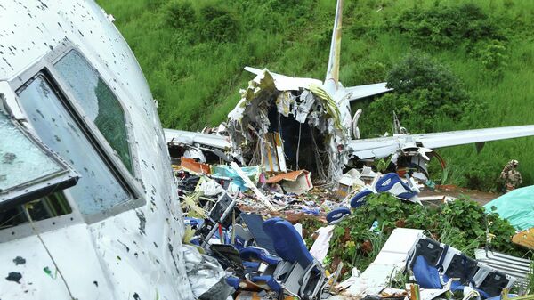 Пассажирский развалился при заходе на посадку в индийском городе Кежикод, штат Керала