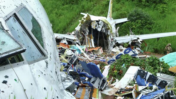 Пассажирский самолет развалился при заходе на посадку в индийском городе Кежикод, штат Керала