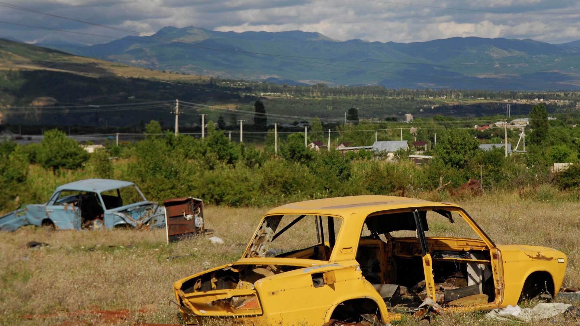 Кладбище автомобилей, в каждом из которых во время военных действий в августе 2008 года погибли жители города Цхинвали - РИА Новости, 1920, 28.02.2022