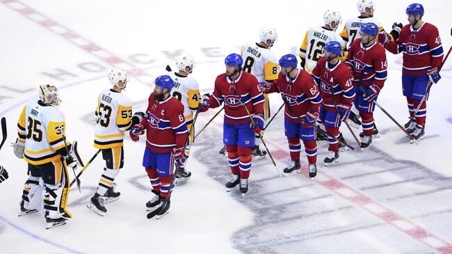 Хоккеисты Монреаля и Питтсбурга после окончания встречи