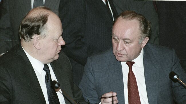 Председатель Верховного Совета Белоруссии Станислав Шушкевич и Председатель Совета Министров Белоруссии Вячеслав Кебич 