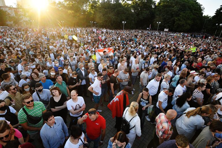Участники митинга оппозиции в Киевском сквере в Минске Участники митинга оппозиции в Киевском сквере в Минске