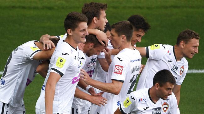 Игроки ПФК ЦСКА радуются забитому голу