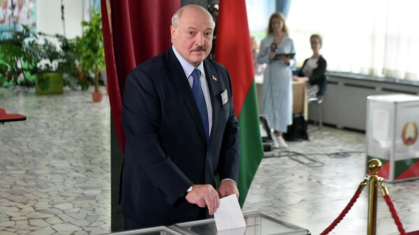 Президент Белоруссии Александр Лукашенко на избирательном участке во время президентских выборов в Минске